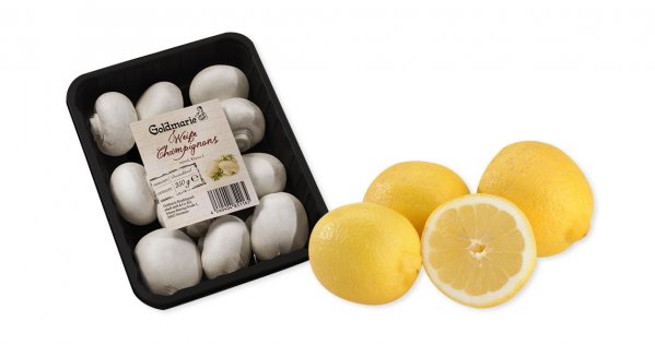 Eine Packung Champignons und Zitronen