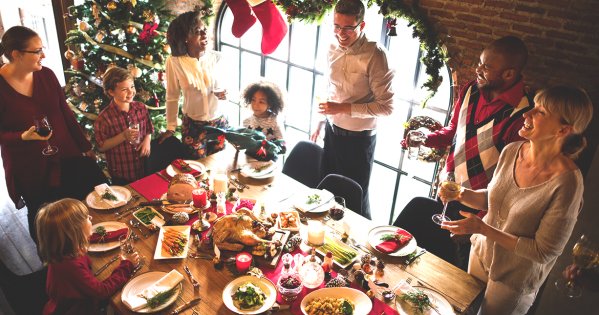 Weihnachtsessen mit gedecktem Weihnachtstisch